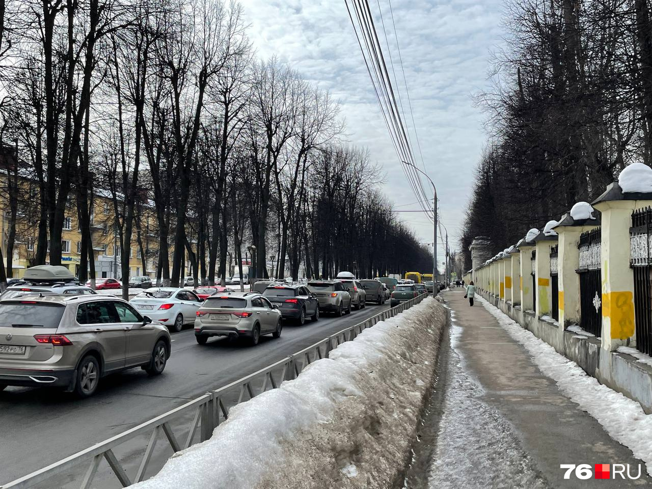 ДПС перекрыли дорогу»: в центре Ярославля полыхает многоквартирный дом.  Видео | 14.03.2024 | Ярославль - БезФормата