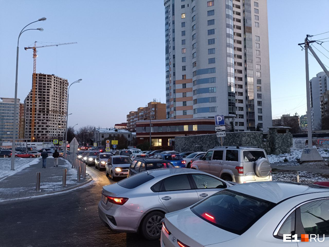 В центре Екатеринбурга внезапно перекрыли маленькую, но важную улицу. Водители встали в пробку
