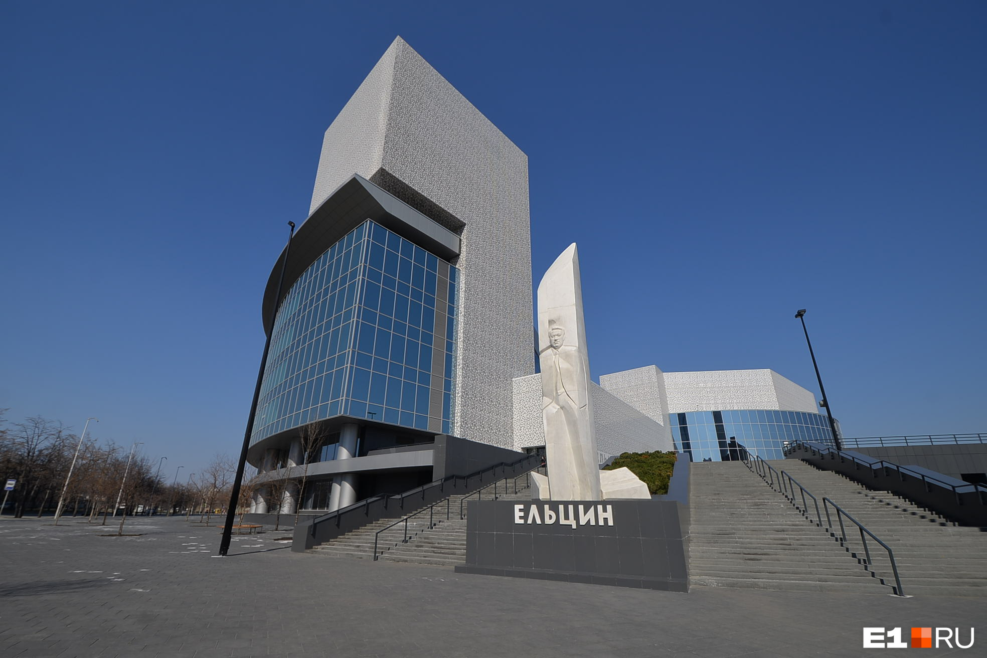 Дорога к «Ельцин Центру» идет через знаменитый сквер, ради защиты которого жители выходили на протесты