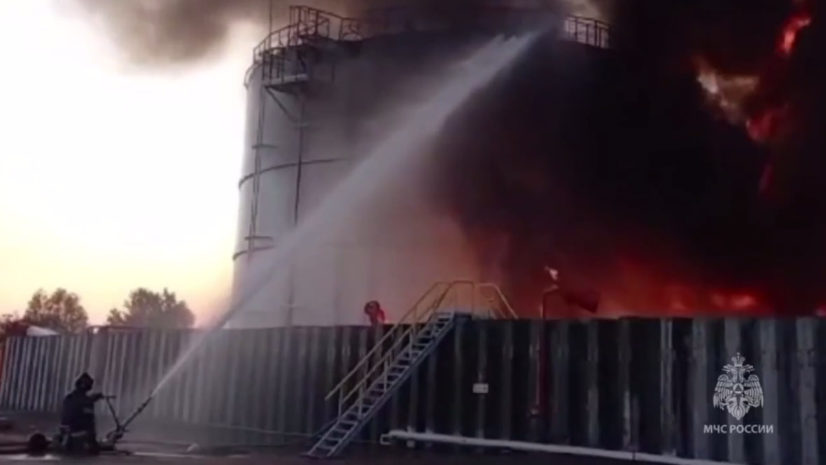 Резервуар с нефтепродуктами в Азове тушит поезд, огонь охватил 5 000 куб. м