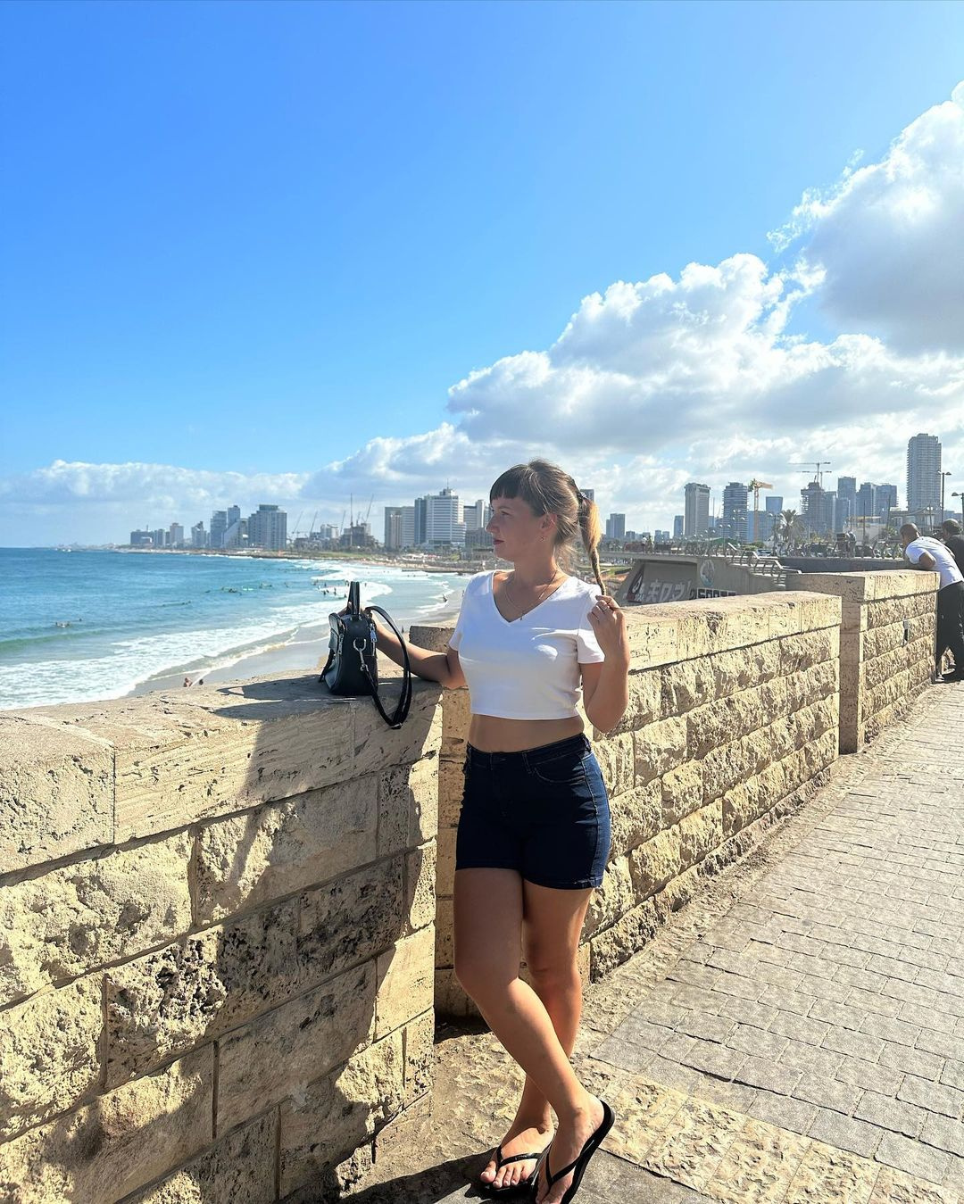 Марина год живет в Израиле. Работает в модельном агентстве
