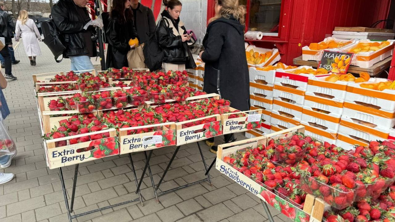 В Подмосковье стартовал сезон клубники. Рассказываем, сколько стоят ягоды в Москве и области