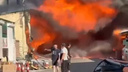 «Адское пламя». В Подмосковье вспыхнул сильный пожар на строительном рынке: видео