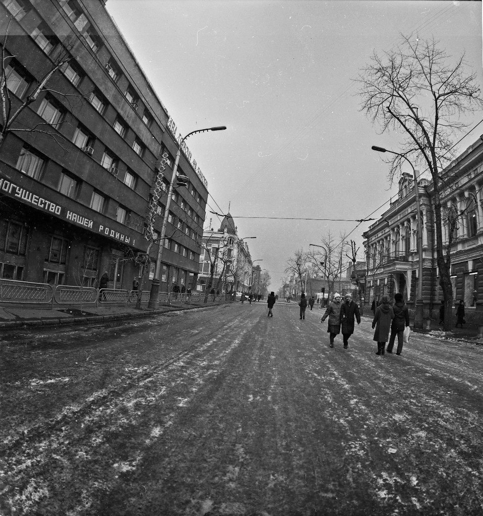 В 1989 году этот участок проспекта Мира был пешеходным даже зимой. Справа магазин «Детский мир», слева — офисный центр на Мира, 94