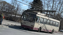 В Челябинске троллейбус снес фонарный столб