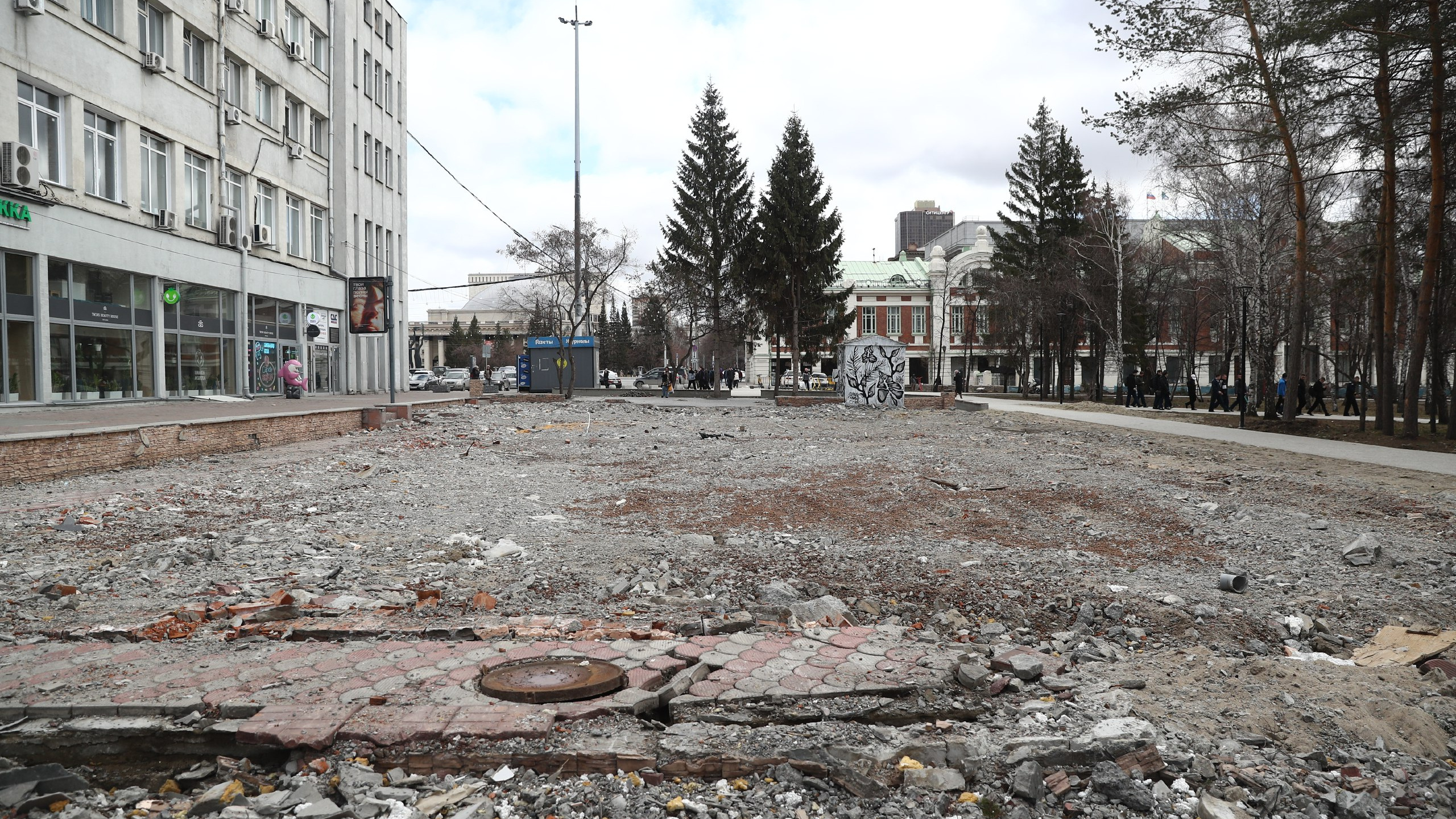 Разруха в центре: «Парк Кафе» в Первомайском снесли, но мусор остался — когда его уберут