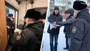 В Архангельске мигрантам с российским гражданством вручили повестки: видео от военкомата