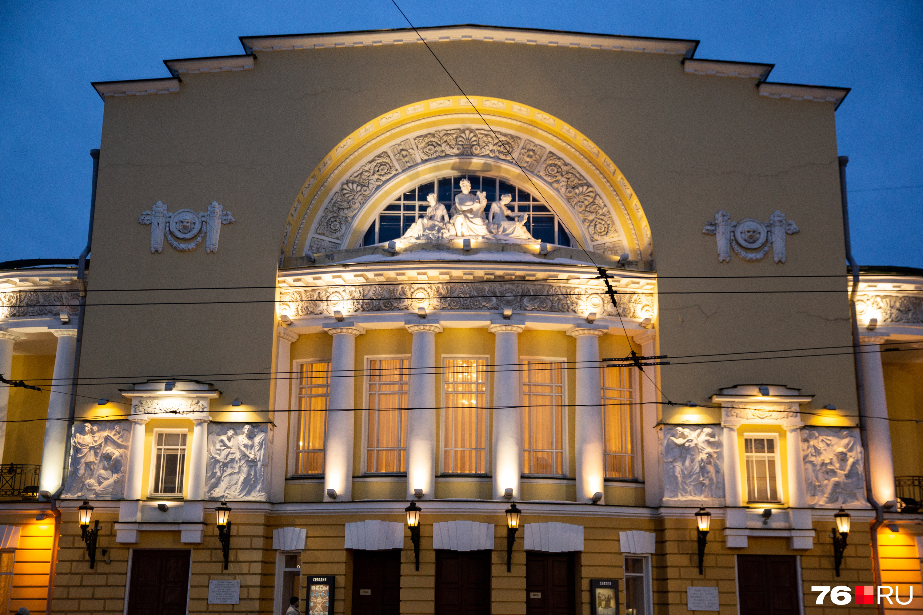 Волковскому театру подсветка идет — обращаешь внимание на детали