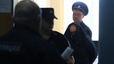 В суд доставили подозреваемого в растлении новосибирской школьницы — как выглядит мужчина