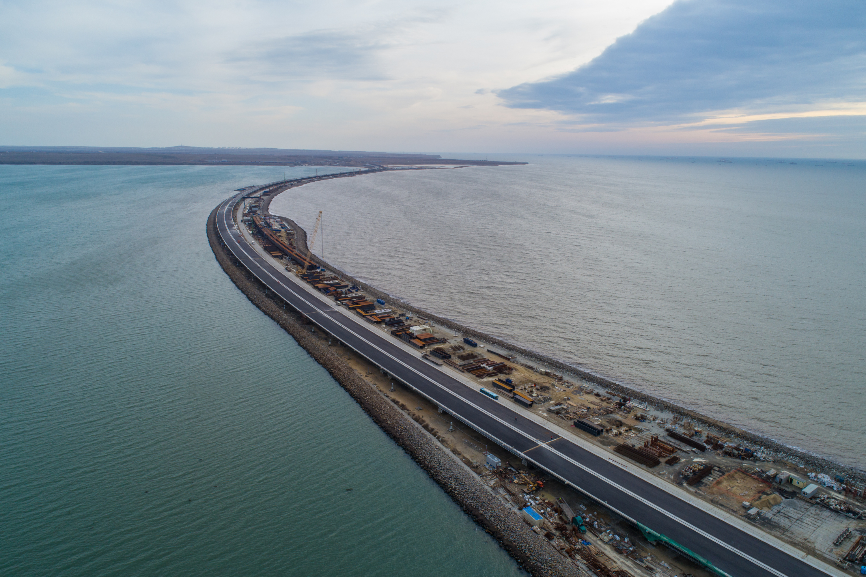 Вторая жизнь Крымского моста: кому можно ехать уже сейчас на машине и когда пойдут поезда