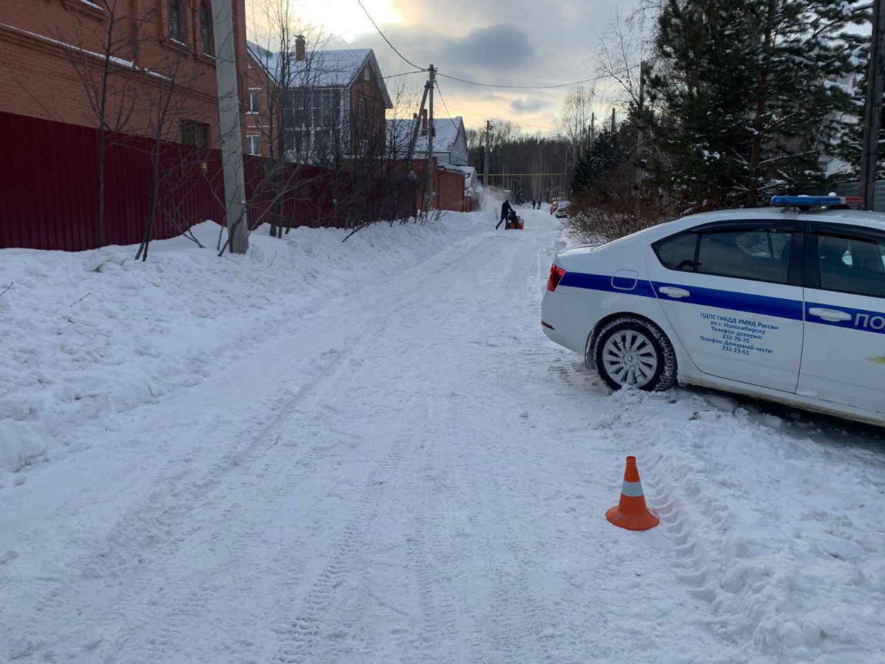 Подросток попал под колеса погрузчика около частного дома в Новосибирске — мальчика доставили в больницу