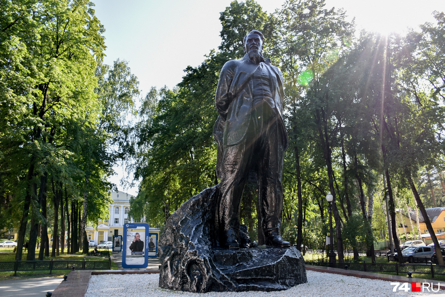 Памятник Курчатову в центре Озерска. Игоря Васильевича тут почитают как основателя города