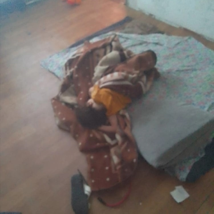 Ребенок спал на грязном матрасе, брошенном прямо на пол