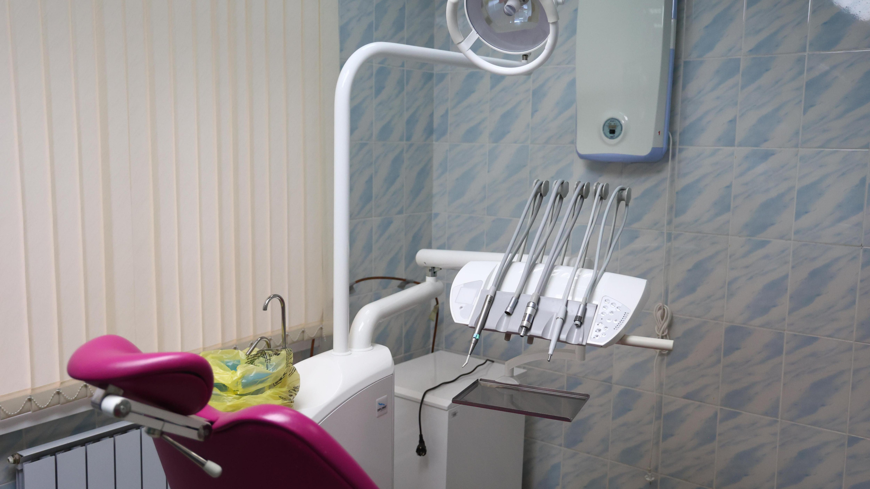 «Заплатил за имплант миллион, переделал за три»: московский стоматолог — о частых ошибках в лечении