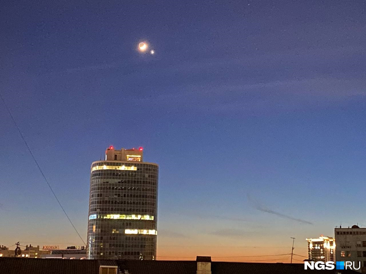 «Около луны летает»: новосибирцы заметили яркую точку в небе