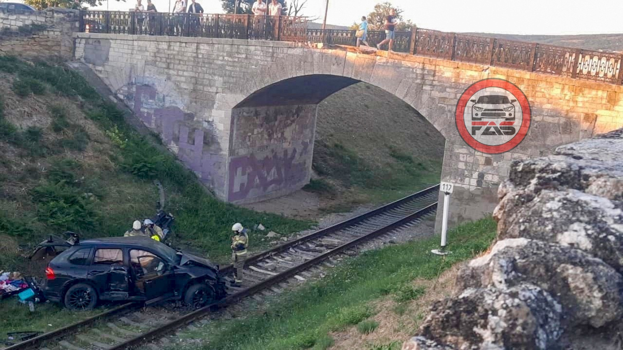 Екатеринбуржцы на Porsche Cayenne сломали старинный мост в Крыму. Ему больше ста лет