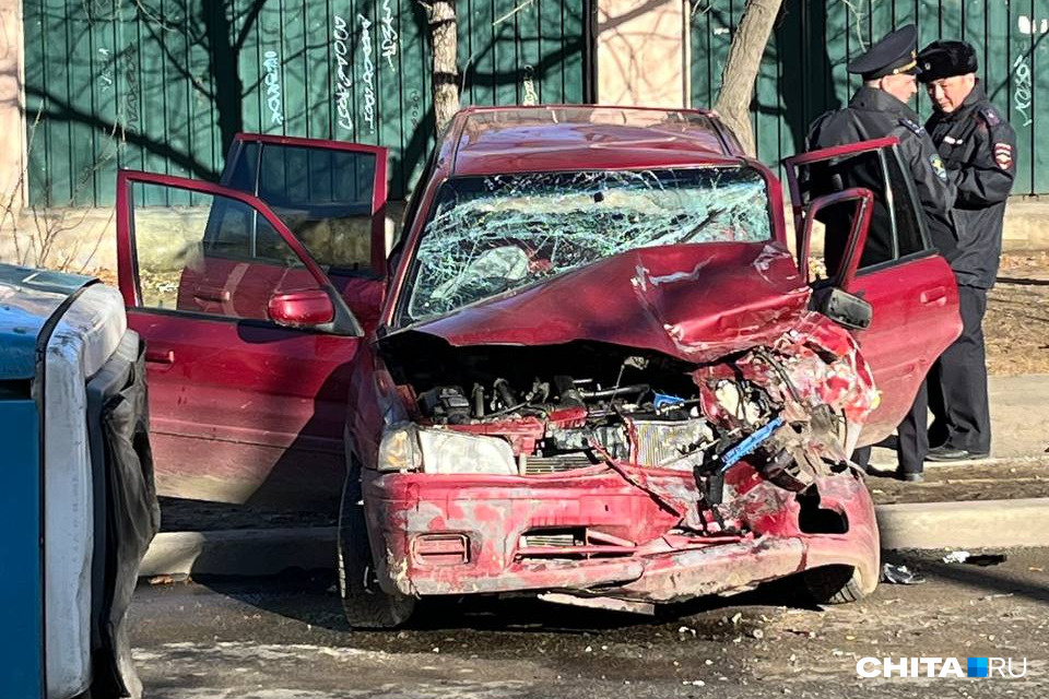 Водитель Mazda выехал навстречу под хлебовоз. В столкновении погибла пассажир