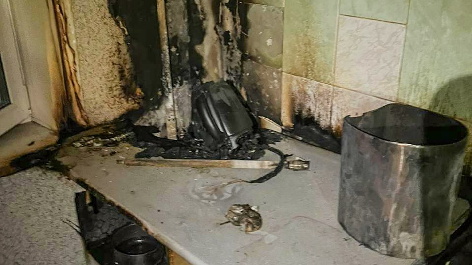 Жители Кургана уехали из дома и не отключили чайник от сети. У них сгорела кухня