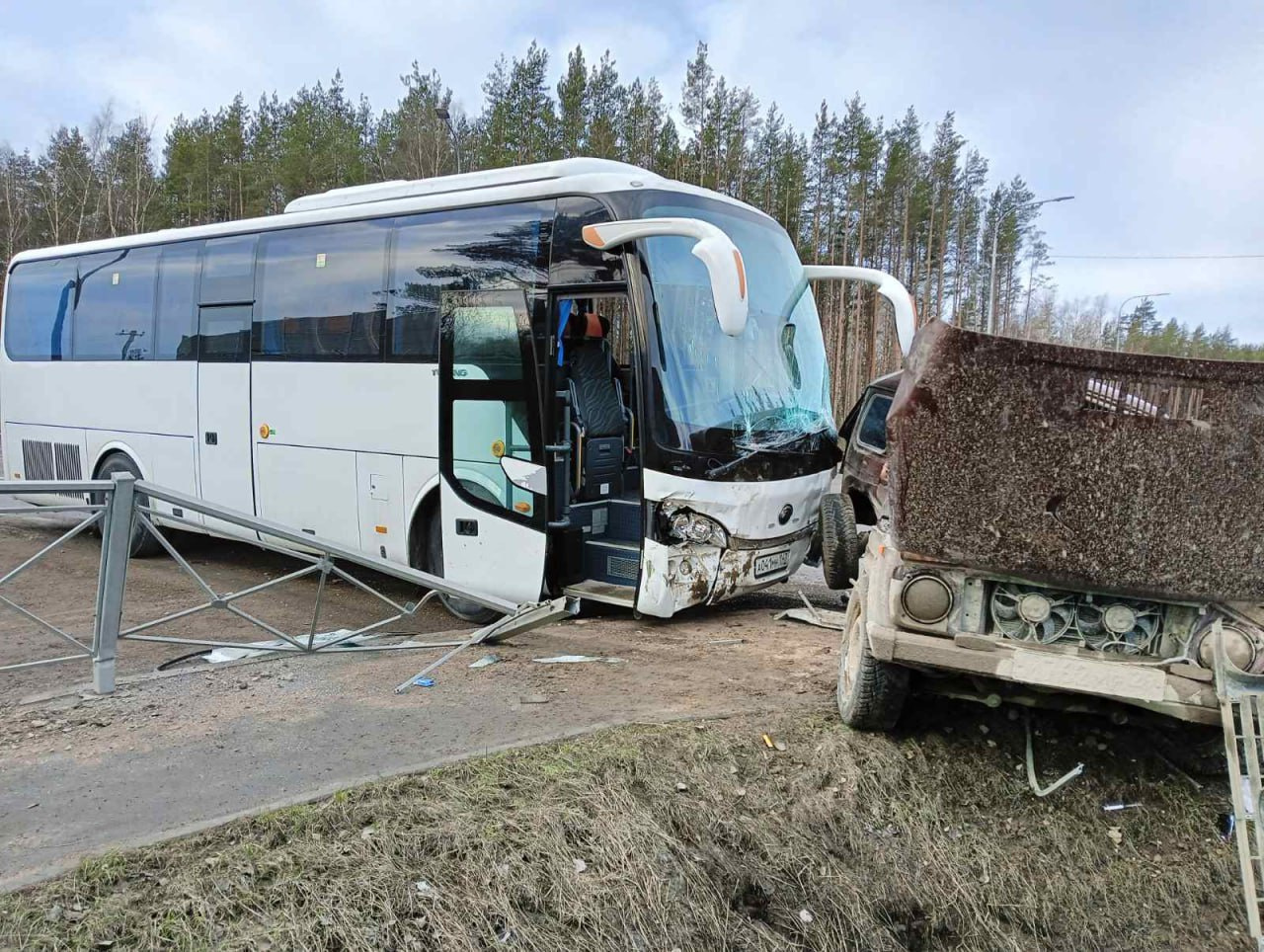 Рабочий автобус и «Нива» столкнулись в Ленобласти, есть пострадавшие и погибший