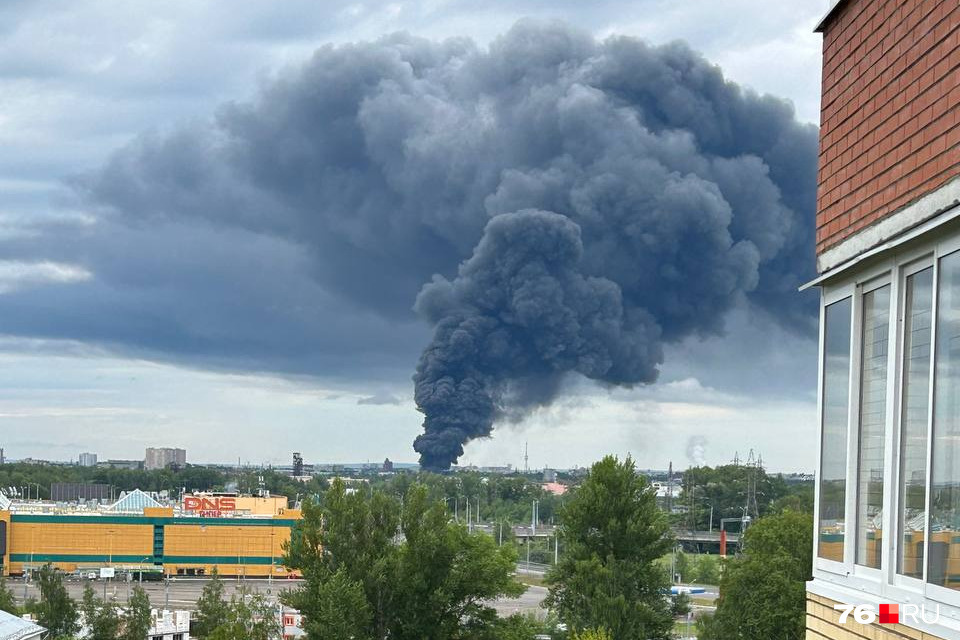 Дыма больше города. Пожары на промышленных предприятиях. Огромный пожар. Дым от пожара. Пожар фото.