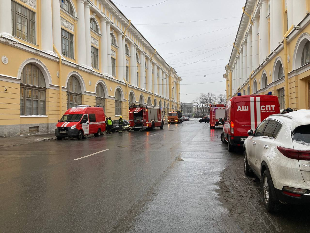 К зданию Вагановки съехались пожарные и скорые | 16.12.2023 |  Санкт-Петербург - БезФормата