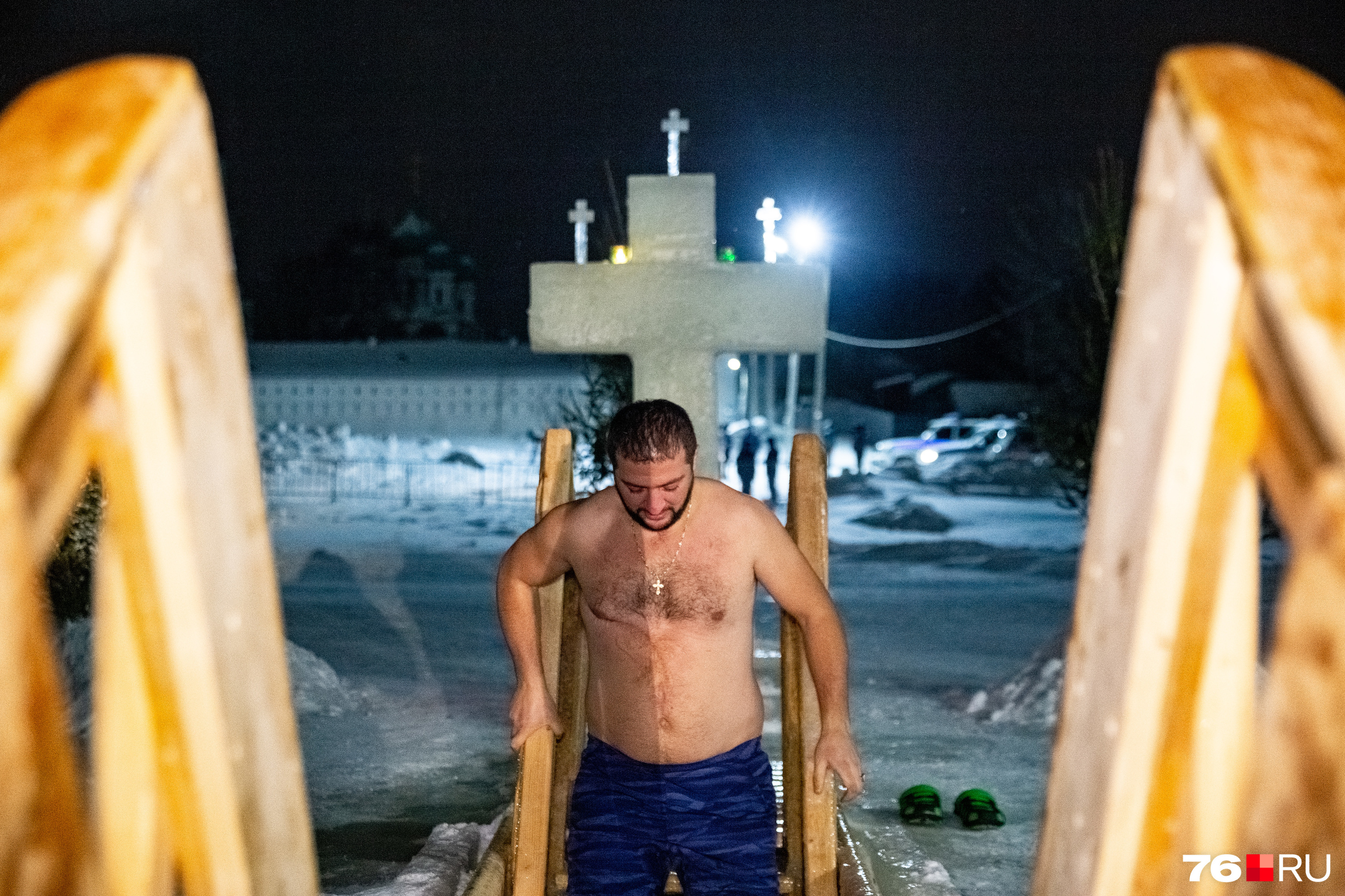 Как залить каток. Правила безопасности с лыжами на льду зимой. Как правильно есть лед. Правила поведения на воде как спасти человека из под льда. Безопасный лед на водоеме.