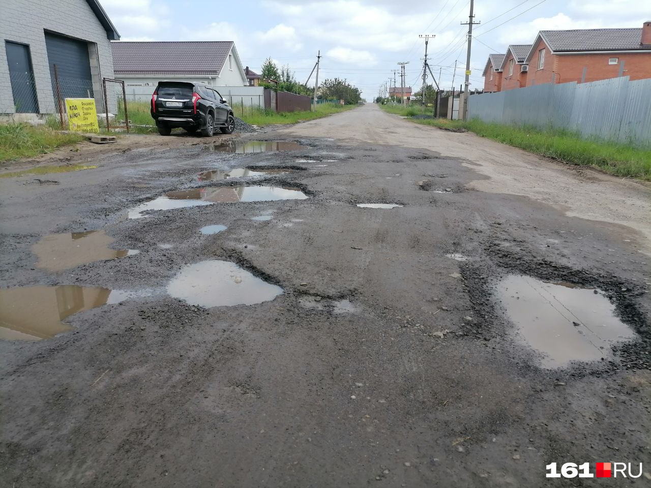 Дорога разбита после самосвалов и строительной техники, которая проезжала по просьбе чиновников через СНТ Дорога разбита после самосвалов и строительной техники, которая проезжала по просьбе чиновников через СНТ