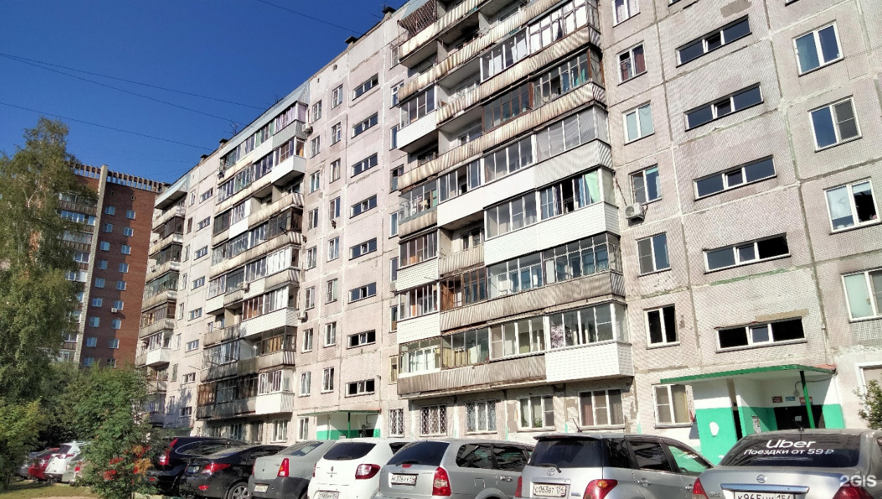 Фасад дома оставляет желать лучшего, зато за подъездами (по крайней мере, за входными группами) тут продолжают следить Фасад дома оставляет желать лучшего, зато за подъездами (по крайней мере, за входными группами) тут продолжают следить