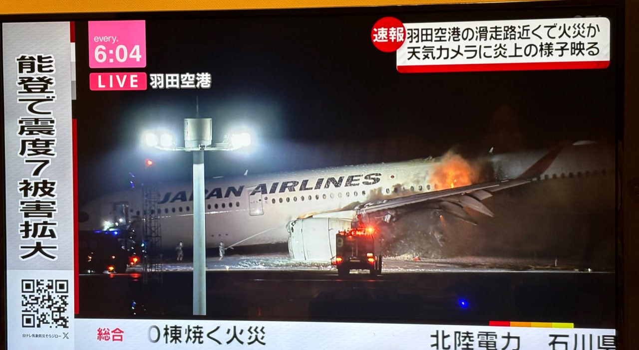 Пассажирский самолет загорелся в аэропорту Токио. На борту — около 400 человек