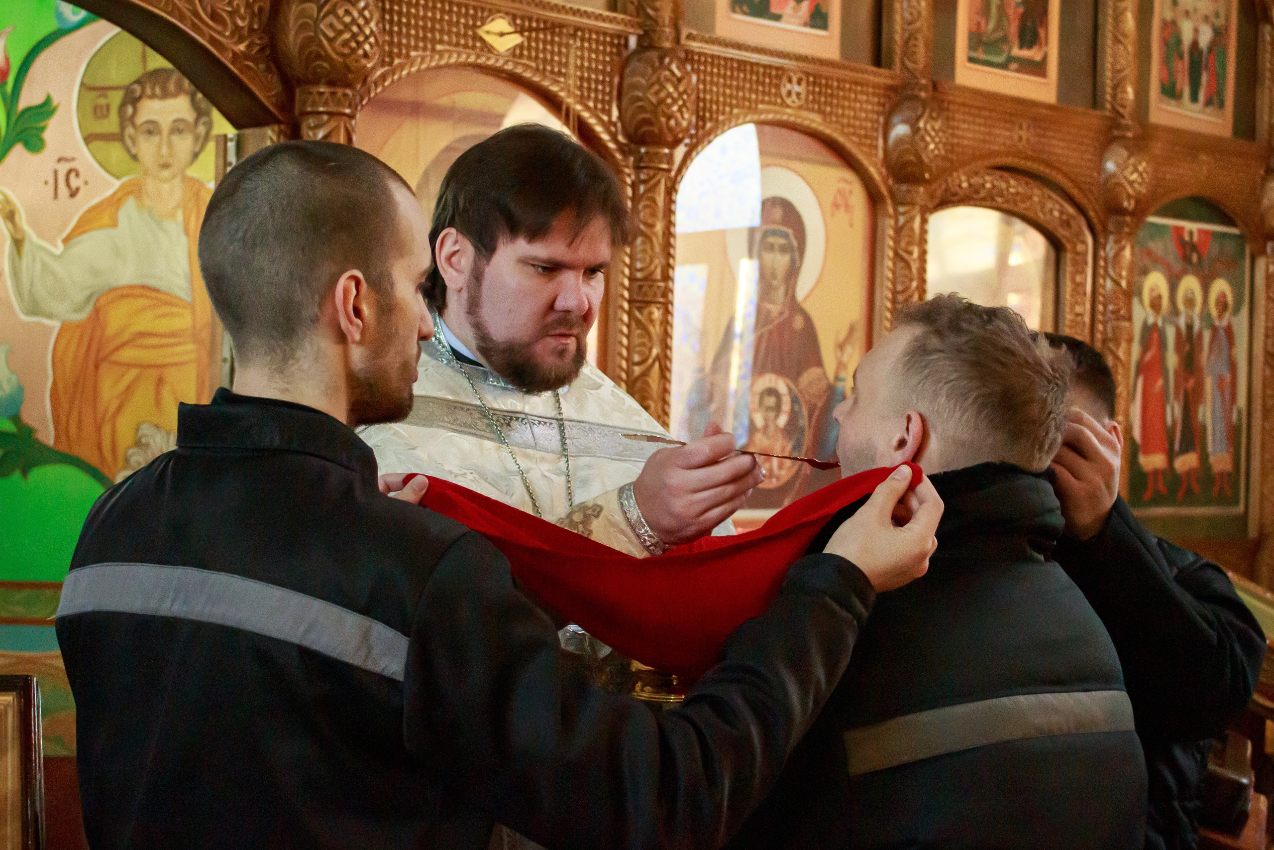 Вера помогает заключенным ответить на вопрос, почему они оказались в тюрьме Вера помогает заключенным ответить на вопрос, почему они оказались в тюрьме