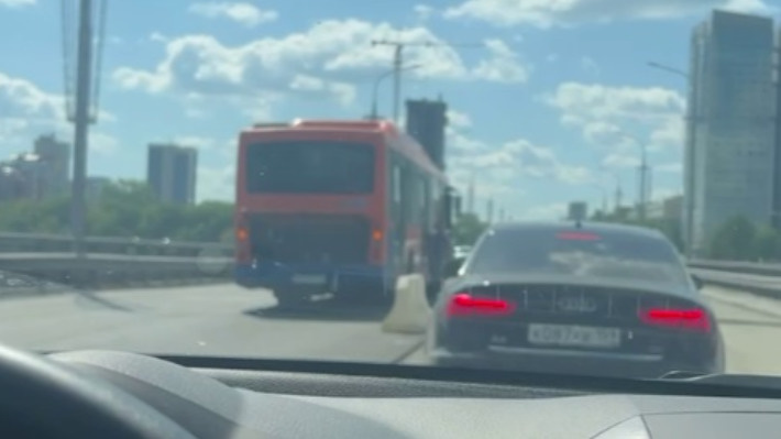 В Перми на Коммунальном мосту заглох новосибирский автобус: пробка растянулась на <nobr class="_">3,5 км</nobr>