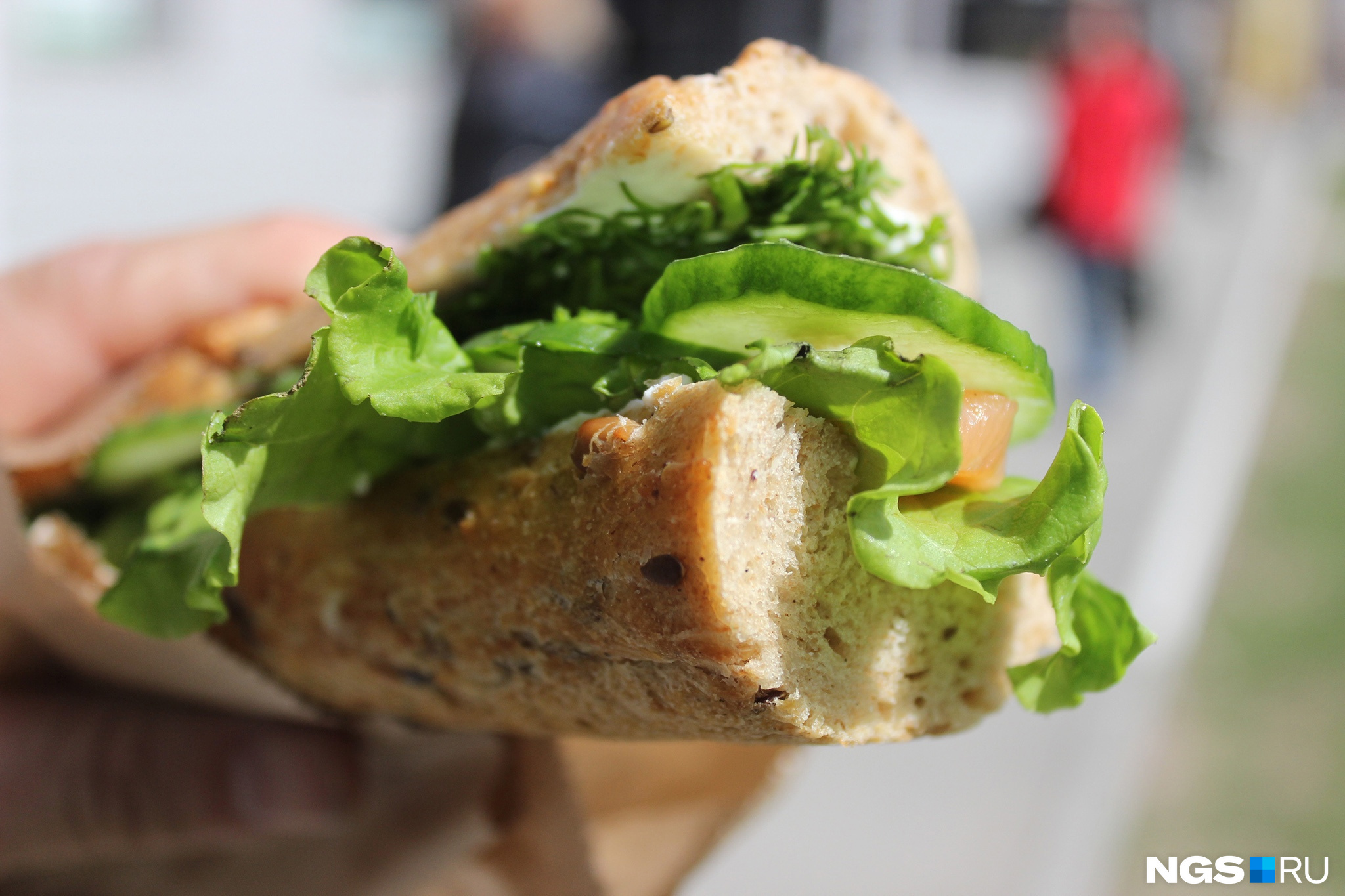В качестве основы для сэндвичей врачи рекомендуют брать зерновой хлеб и добавлять к нему овощи и зелень, отварное мясо, ветчину, паштеты домашнего приготовления, сливочный сыр