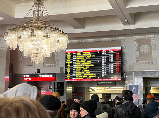 На вокзале — толпа, из города не уехать. Что творится в Екатеринбурге из-за адского снегопада