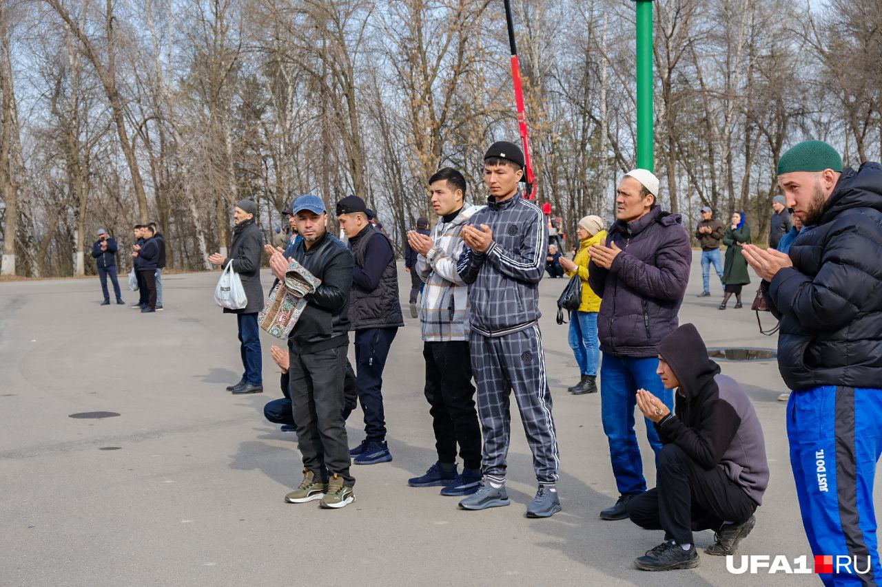 Люди собрались у главной мечети города еще ранним утром