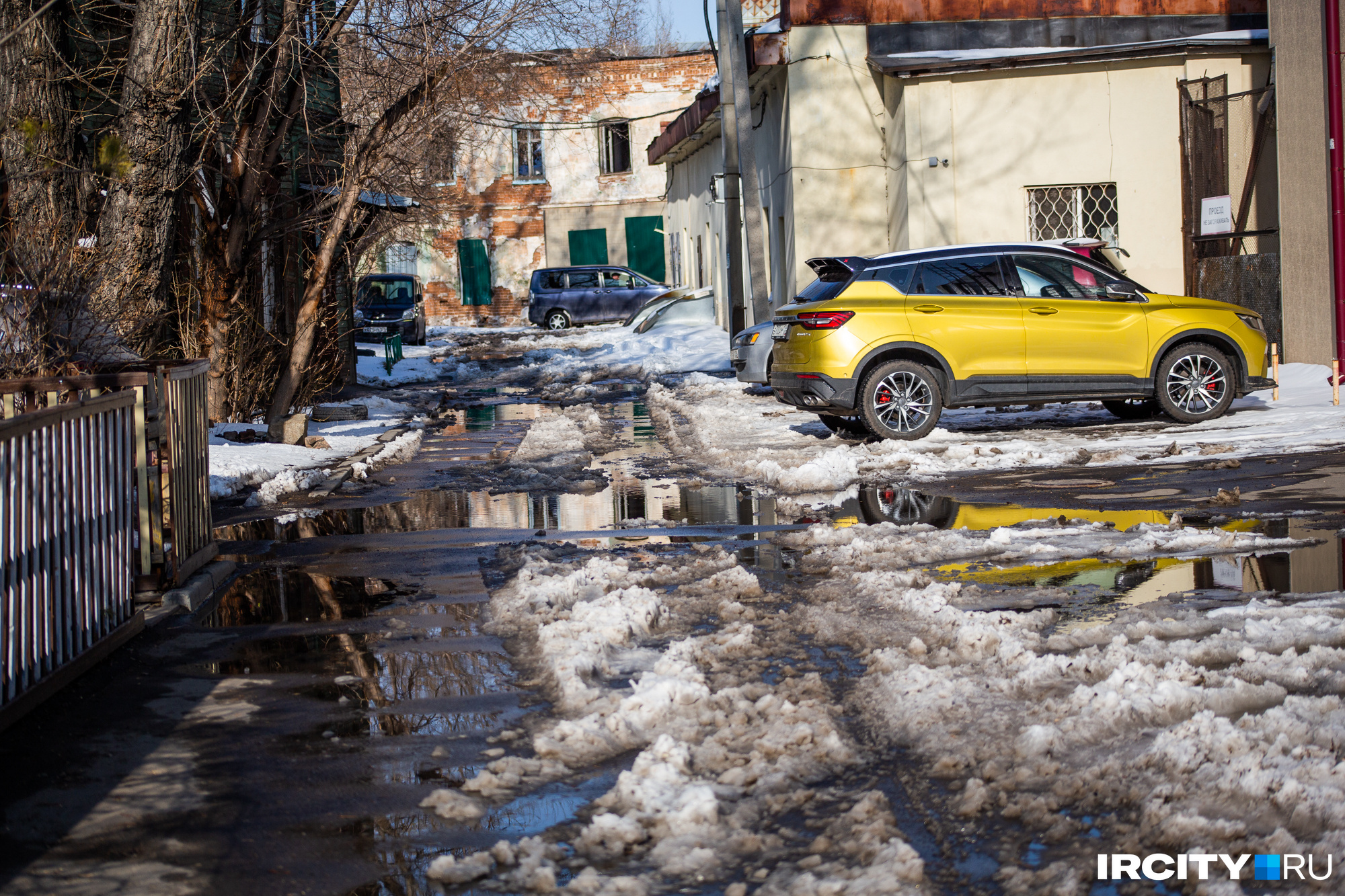 Половодье 2024 воронеж. Снежный двор. Фотосессия во дворе. Снегопад весной.