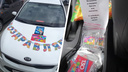 «Украсила машину»: в Новосибирске водитель такси предлагает подарки пассажирам — она дарит сувениры на День города