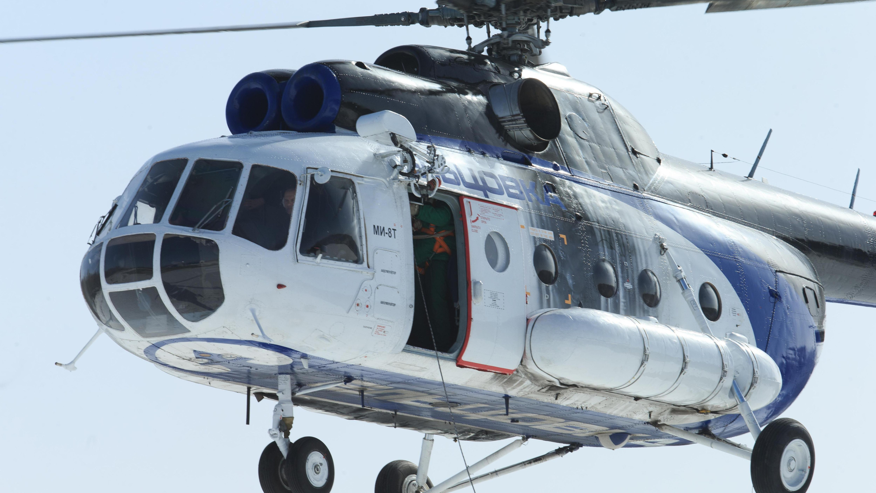 В Мурманской области вертолет МИ-8 совершил аварийную посадку