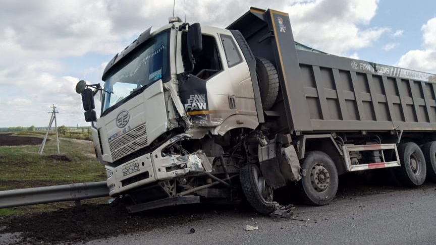 Смертельное ДТП на М-7: после столкновения с фурой на трассе в Башкирии погиб водитель Toyota Prius