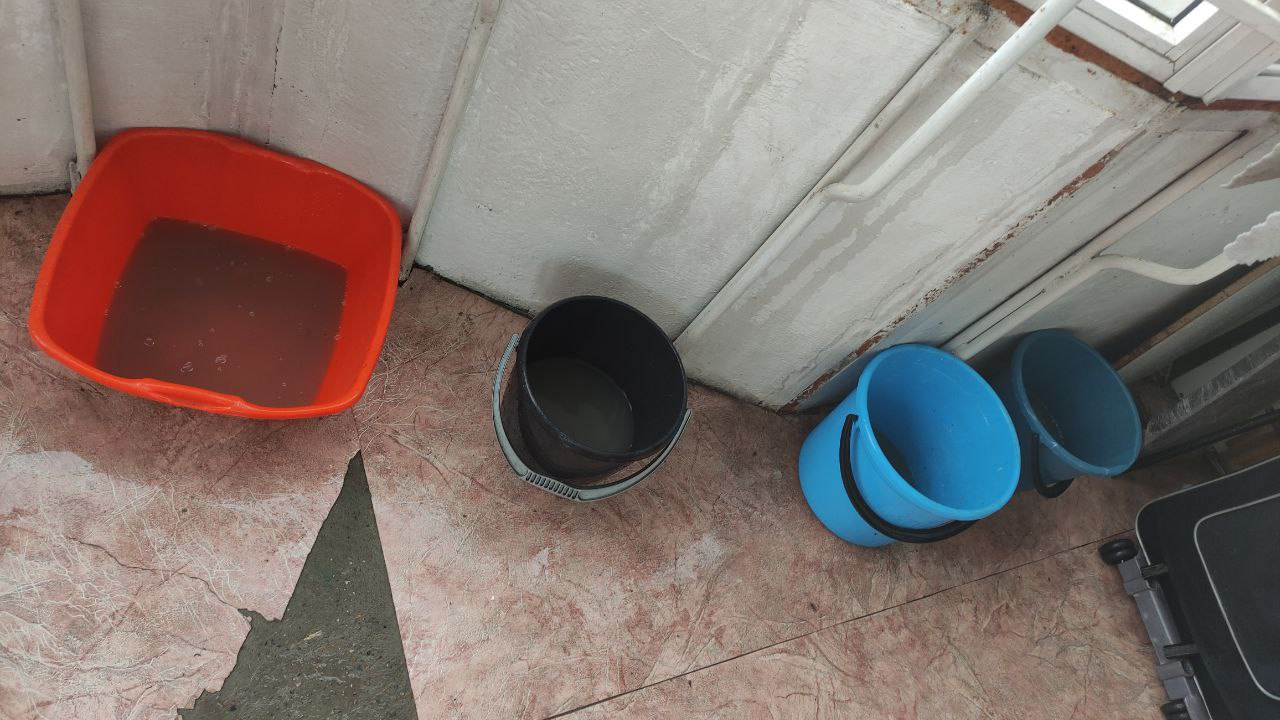 «Пять литров минимум»: во время внезапного ливня балкон в квартире на Есенина затопило — фото с ведрами