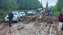 В Пинежском районе размыло дорогу: машины застревают в грязи