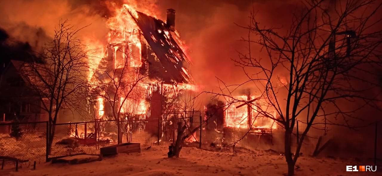 Под Екатеринбургом сгорели два дома. В них взорвались газовые баллоны, а воды для тушения не было