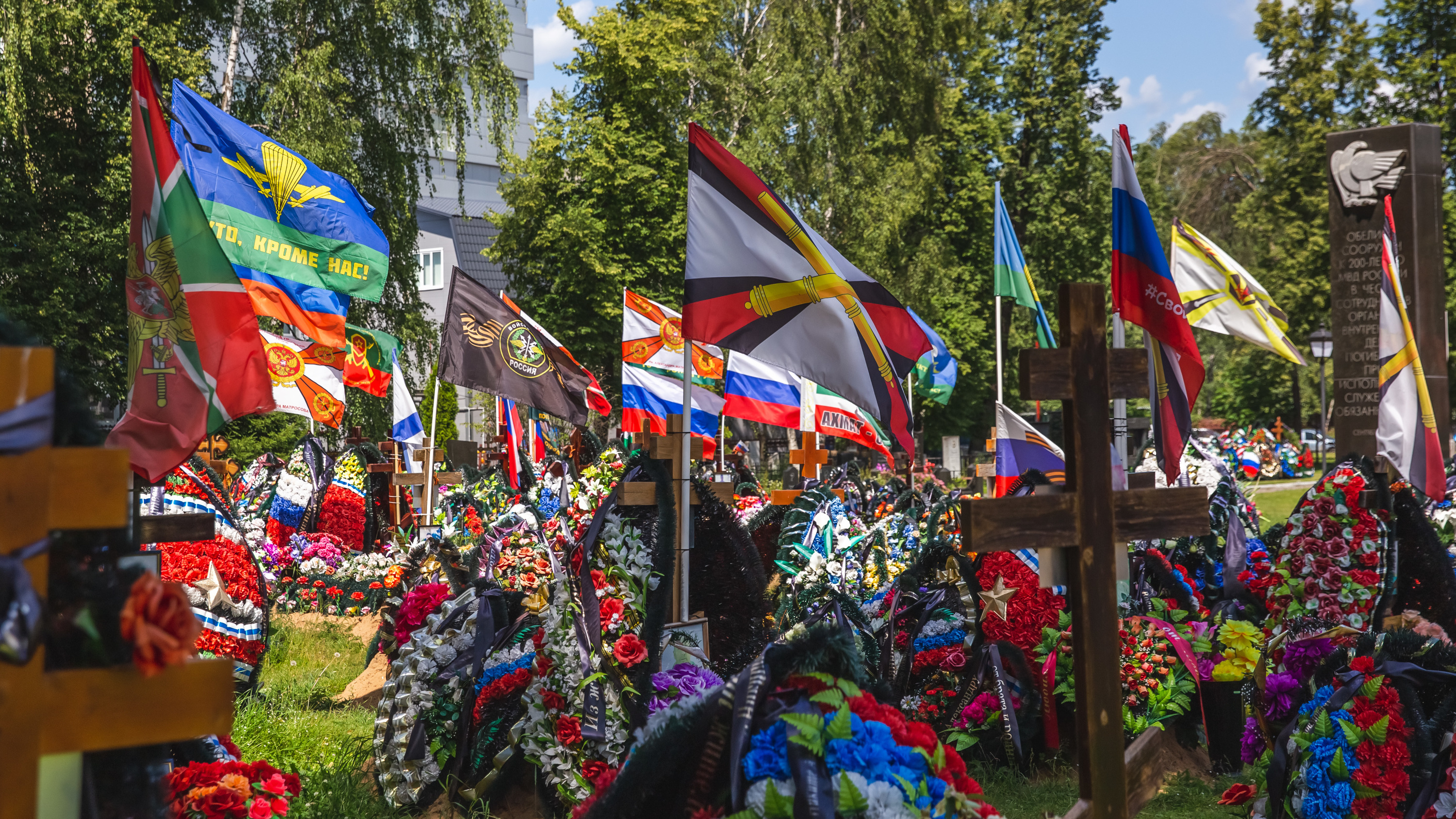 Кладбище украинских солдат с флагами фото картинки