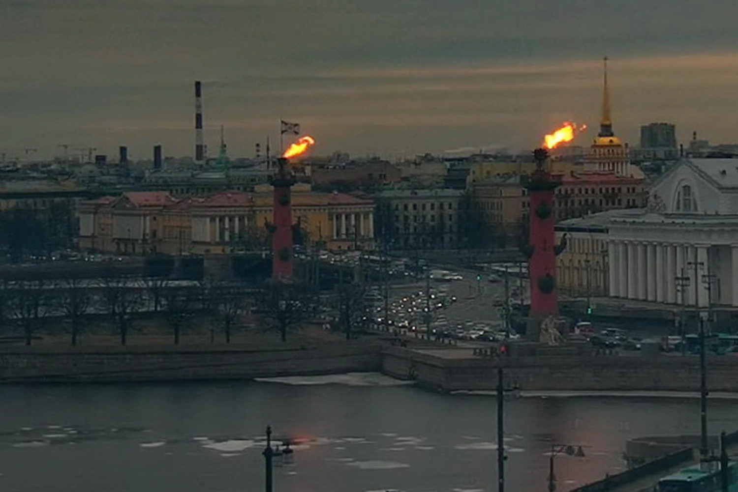 Ростральные колонны зажглись в Петербурге в честь годовщины присоединения Крыма к России