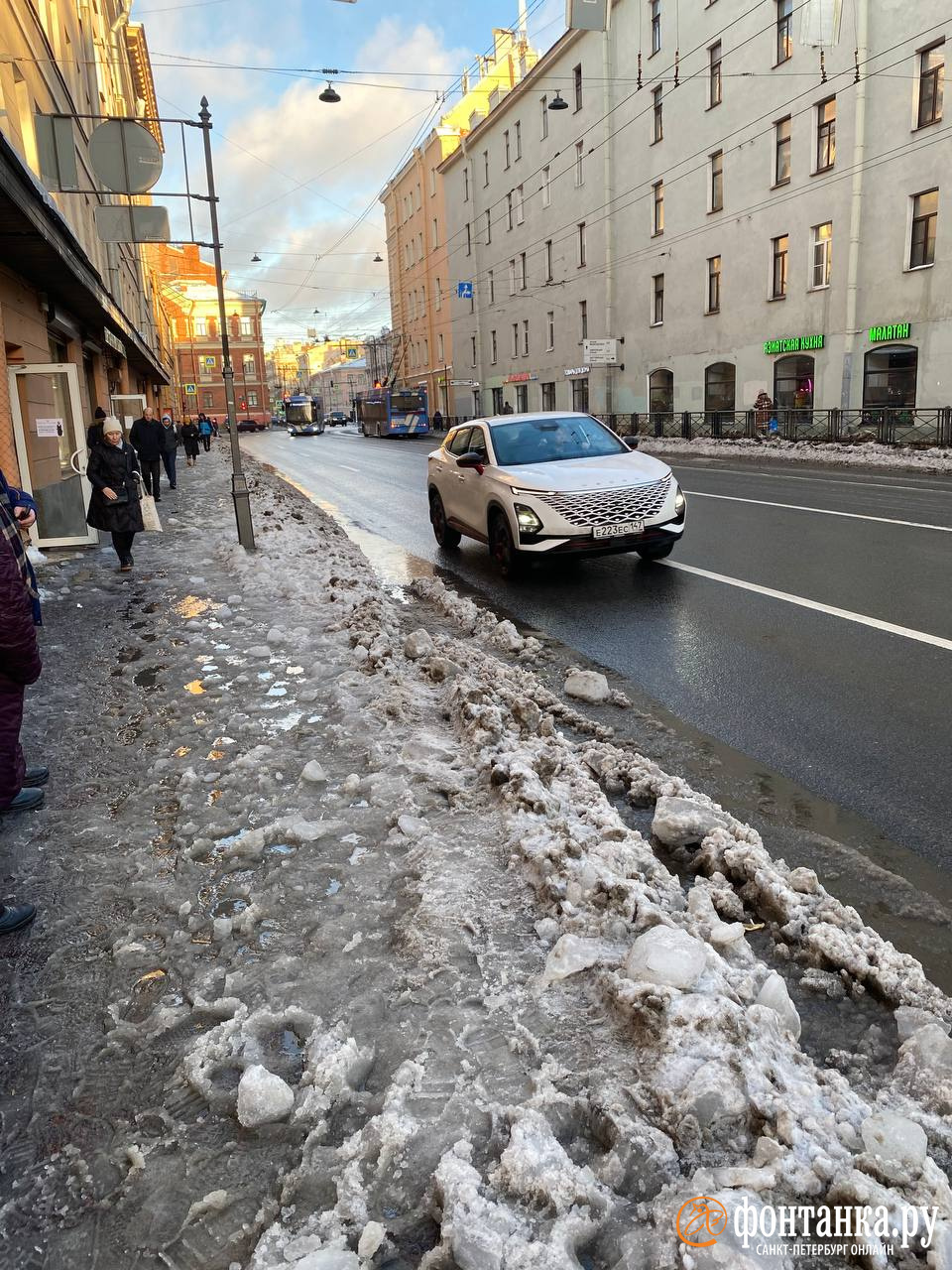 В Петербурге из-за оттепели тротуары города покрылись льдом и снежной кашей  — фото, видео - 18 декабря 2023 - ФОНТАНКА.ру