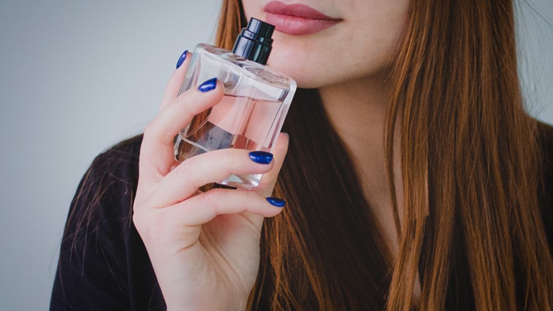 Аж в носу свербит: 3 популярных ноты в духах, которые отпугивают всех — проверьте свой парфюм