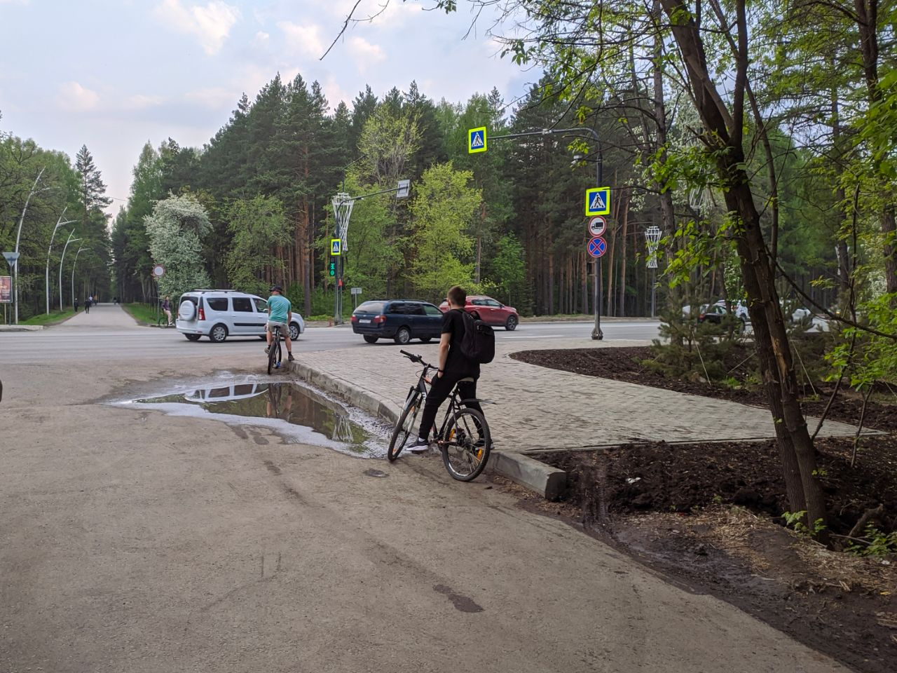 На светофоре скапливаются десятки велосипедистов, по правилам дорожного движения, все они должны спешиваться На светофоре скапливаются десятки велосипедистов, по правилам дорожного движения, все они должны спешиваться
