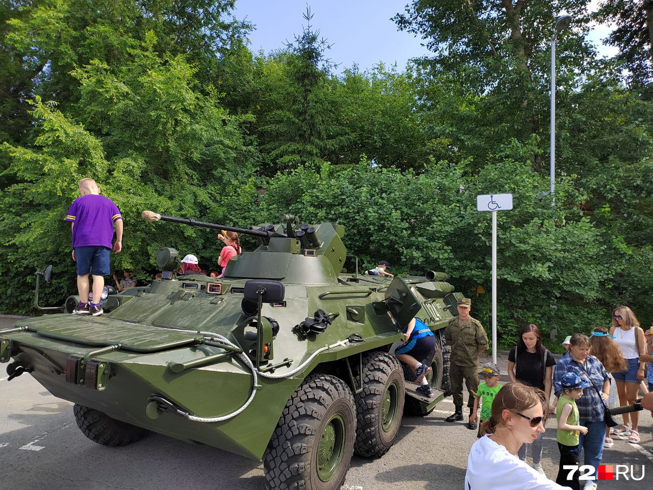 Особой популярностью у детей пользовалась площадка с военной тематикой Особой популярностью у детей пользовалась площадка с военной тематикой