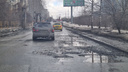 «Пробил колесо на 30 км/час». На дорогах Екатеринбурга асфальт растаял вместе со снегом