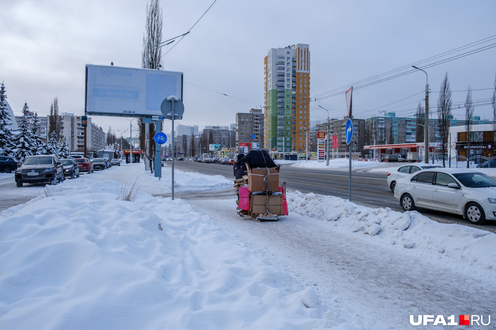 Тротуар настолько чистый, что можно пройти даже вот так