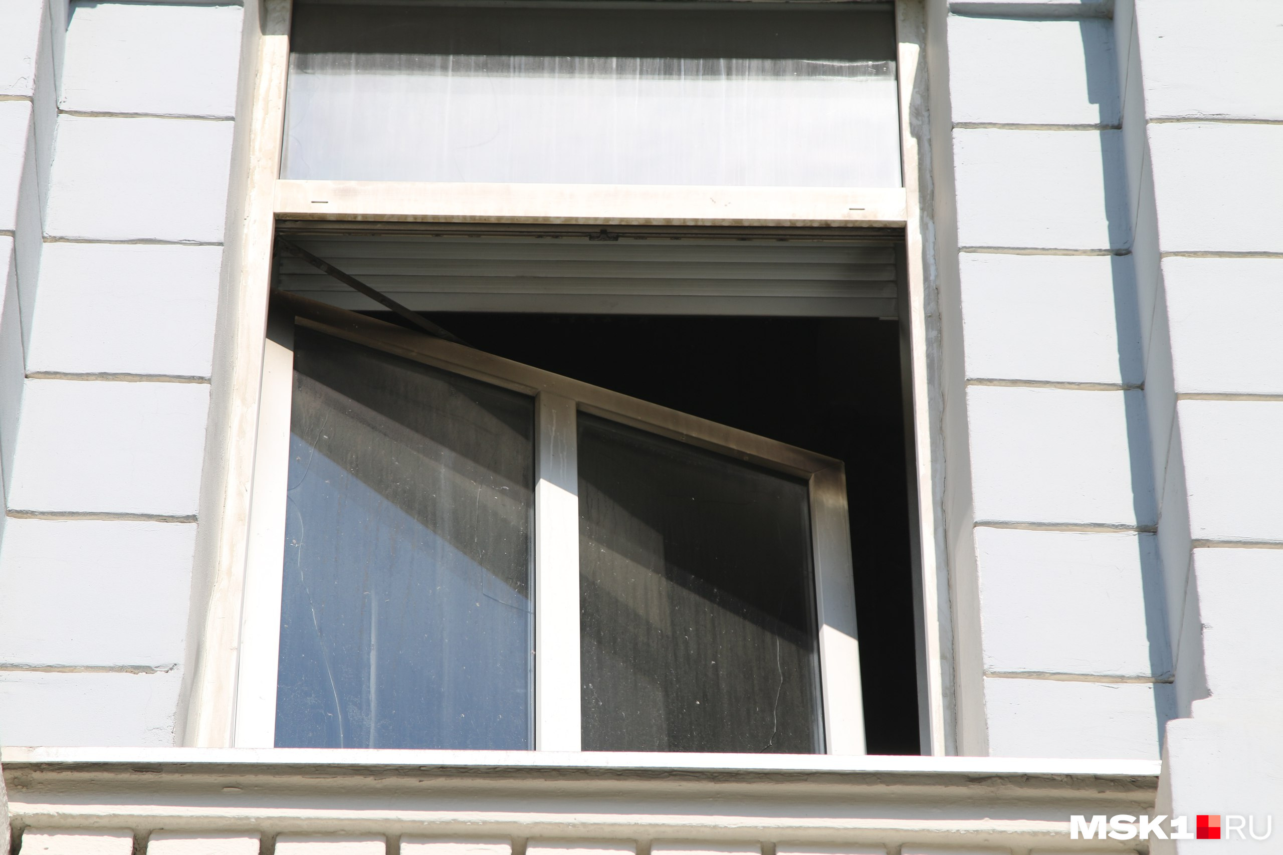 По рассказам одного из жильцов, стекла в окнах потрескались из-за перепада температуры